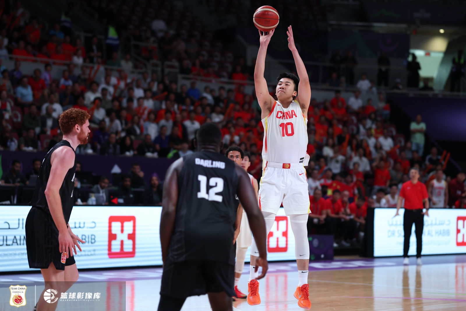 媒体人:王俊杰亚洲杯防守全面&低位进攻是亮点 持球水平仍需提高